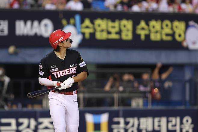 KIA 김도영이 18일 서울 잠실구장에서 열린 2026 KBO리그 정규시즌 두산전에서 홈런을 친 후 타구를 바라보고 있다. 사진 | KIA 타이거즈