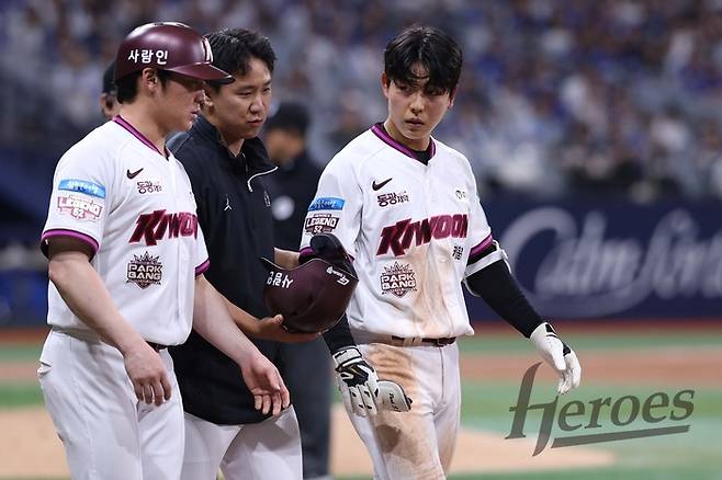 키움 박수종이 26일 서울 고척스카이돔에서 열린 2026 KBO리그 삼성전에서 더그아웃으로 향하고 있다. 사진 | 키움 히어로즈
