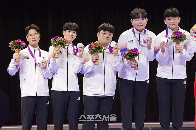 2022 항저우 아시안게임 e스포츠 배틀그라운드 모바일(AG버전) 종목에서 한국대표팀이 값진 은메달을 목에 걸었다. 사진 | 공동취재단