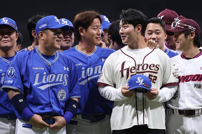 키움 박병호 코치(오른쪽)가 26일 서울 고척스카이돔에서 열린 은퇴식에서 삼성 최형우(왼쪽), 강민호(가운데)와 얘기를 나누고 있다. 사진 | 삼성 라이온즈