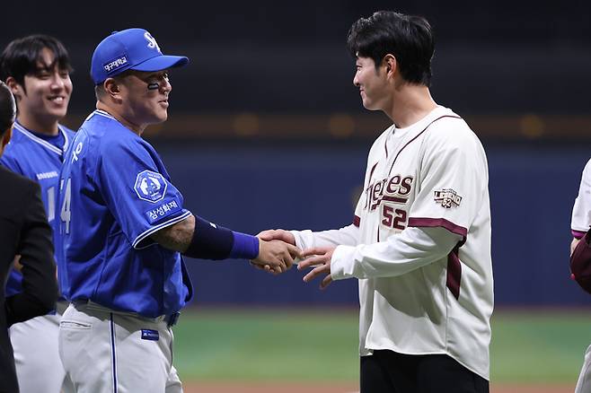 키움 박병호 코치가 26일 서울 고척스카이돔에서 열린 은퇴식에서 삼성 최형우와 악수하며 인사를 나누고 있다. 사진 | 삼성 라이온즈