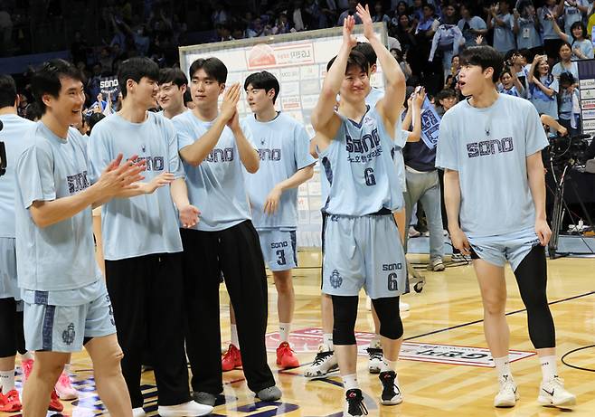 소노 선수들이 27일 고양소노아레나에서 열린 2025~2026 LG전자 프로농구 4강 플레이오프 3차전 LG와 경기에서 승리하며 챔피언결정전 진출을 확정한 후 기뻐하고 있다. 사진 | 고양=연합뉴스