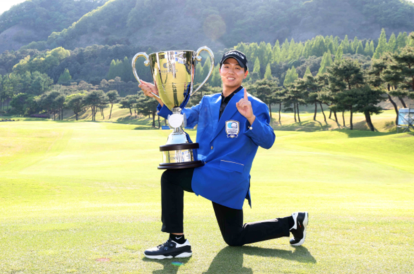 26일 최찬이 경기도 파주시 서원밸리 컨트리클럽 밸리·서원 코스(파71)에서 열린 우리금융 챔피언십 최종 4라운드에서 4언더파 67타를 적어냈다. 최종합계 13언더파 271타를 기록한 그는 공동 2위 장유빈, 정태양(이상 10언더파)을 3타 차로 따돌리고 정상에 섰다. /사진=KPGA