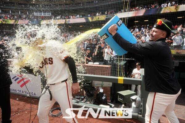 샌프란시스코 자이언츠의 이정후(왼쪽)가&nbsp;26일(현지시간) 미 캘리포니아주 샌프란시스코의 오라클 파크에서 열린 2026 메이저리그 마이애미 말린스와 경기에서 승리한 후 수훈 선수 인터뷰 도중 윌리 아다메스로부터 축하 세례를 받고 있다. /사진=뉴시스(AP)