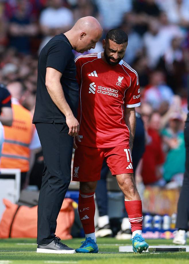 슬롯 감독과 예기하는 살라   로이터<저작권자(c) 연합뉴스, 무단 전재-재배포, AI 학습 및 활용 금지>