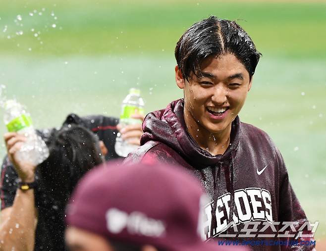 26일 오후 서울 고척스카이돔에서 열린 삼성-키움전. 데뷔전에서 승리투수가 된 박준현이 물세례를 받고 있다. 고척=정재근 기자 cjg@sportschosun.com/2026.4.26/