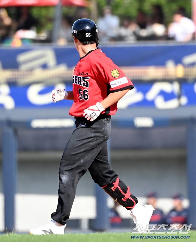 우측 담장에 시선을 고정한 채 2루로 향하는 오선우