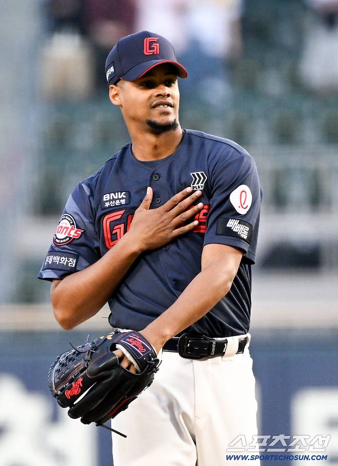 16일 잠실구장에서 열린 LG와 롯데의 경기. 롯데 로드리게스가 숨을 고르고 있다. 잠실=박재만 기자 pjm@sportschosun.com/2026.04.16/