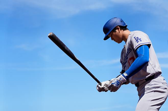 Los Angeles Dodgers' Shohei Ohtani gets ready for his at-bat during the ninth inning of a baseball game against the San Francisco Giants, Thursday, April 23, 2026, in San Francisco. (AP Photo/Godofredo A. Vasquez)







<저작권자(c) 연합뉴스, 무단 전재-재배포, AI 학습 및 활용 금지>