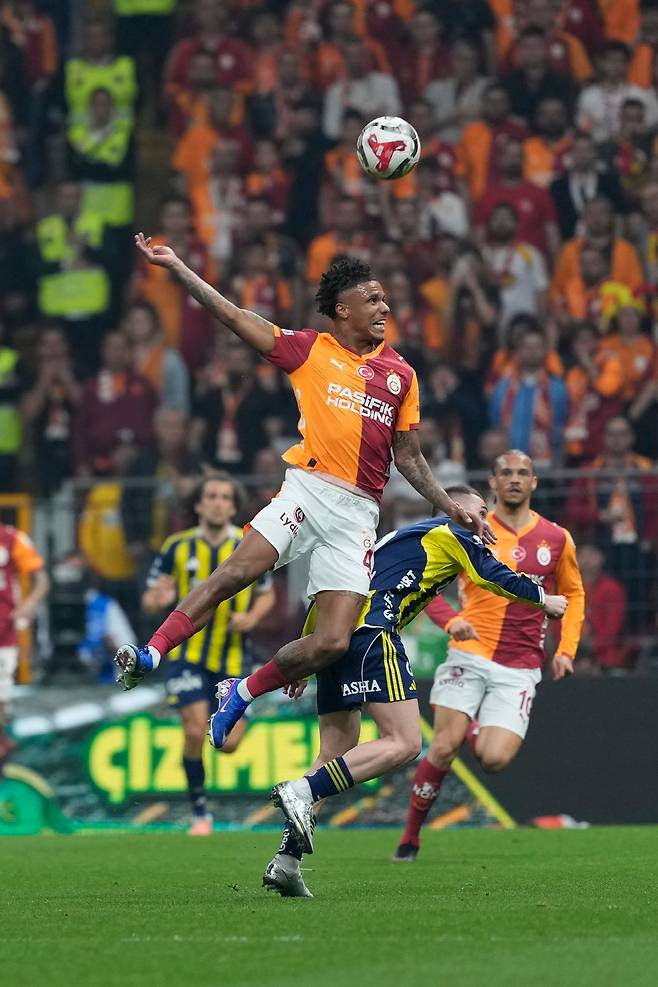 치열하게 싸운 갈라타사이와 페네르바체 선수들 AP<저작권자(c) 연합뉴스, 무단 전재-재배포, AI 학습 및 활용 금지>