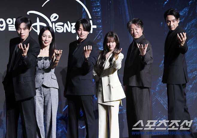 디즈니플러스 오리지널 시리즈 '골드랜드' 제작발표회가 27일 오전 서울 여의도 콘래드호텔에서 열렸다. 김성철, 문정희, 이현욱, 박보영, 김희원, 이광수(왼쪽부터)가 함께 포즈 취하고 있다. 정재근 기자 cjg@sportschosun.com/2026.4.27/