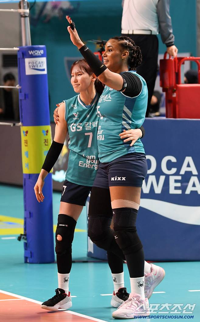 24일 장충체육관에서 열린 V리그 준PO GS칼텍스와 흥국생명의 경기. 승리한 GS칼텍스 안혜진, 실바가 기뻐하고 있다. 장충=박재만 기자 pjm@sportschosun.com/2026.03.24/