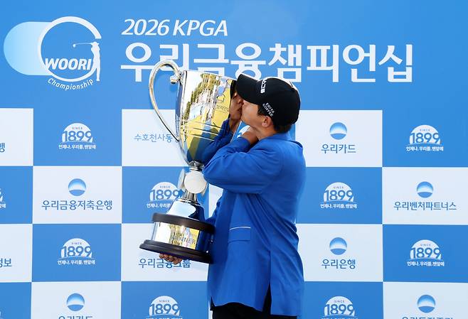 최찬 우승트로피