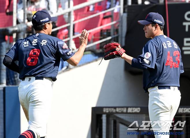 26일 광주KIA챔피언스필드에서 열린 롯데와 KIA의 경기. 5회말 투구를 무실점으로 마친 나균안이 야수진을 맞이하고 있다. 광주=허상욱 기자wook@sportschosun.com/2026.04.26/