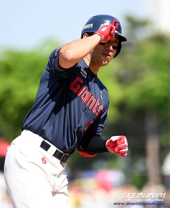 26일 광주KIA챔피언스필드에서 열린 롯데와 KIA의 경기. 5회초 전준우가 솔로홈런을 치고 기쁨을 나누고 있다. 광주=허상욱 기자wook@sportschosun.com/2026.04.26/