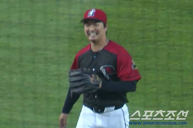 디트로이트 더블A에서 뛰고 있는 고우석이 15일(한국시각) 등판해 삼진을 잡은 뒤 포수를 보며 활짝 웃고 있다. 이리 시울브즈 X( 구 트위터) 영상 캡쳐