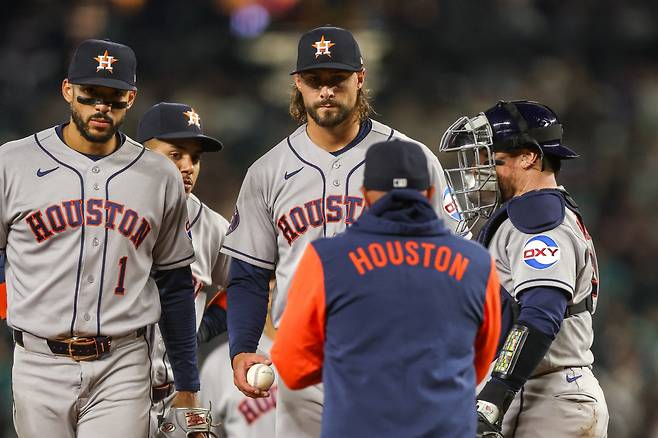 SEATTLE, WASHINGTON - APRIL 10: Ryan Weiss #51 of the Houston Astros is pulled from the game during the fifth inning against the Seattle Mariners at T-Mobile Park on April 10, 2026 in Seattle, Washington.   Jack Compton/Getty Images/AFP (Photo by Jack Compton / GETTY IMAGES NORTH AMERICA / Getty Images via AFP)







<저작권자(c) 연합뉴스, 무단 전재-재배포, AI 학습 및 활용 금지>