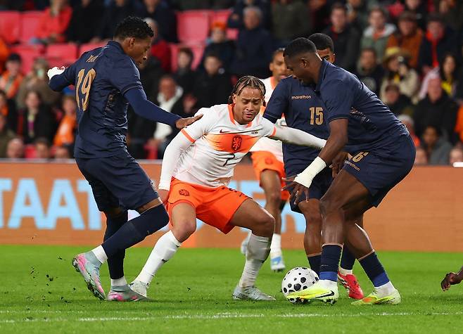 Soccer Football - International Friendly - Netherlands v Ecuador - Philips Stadion, Eindhoven, Netherlands - March 31, 2026  Netherlands' Xavi Simons in action with Ecuador's Gonzalo Plata, Pedro Vite, and Willian Pacho REUTERS/Piroschka Van De Wouw







<저작권자(c) 연합뉴스, 무단 전재-재배포, AI 학습 및 활용 금지>