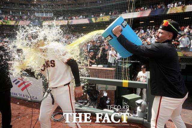 윌리 아다메스(오른쪽)로부터 인터뷰 도중 '음료 세례'를 받고 있는 이정후./샌프란스시코=AP.뉴시스