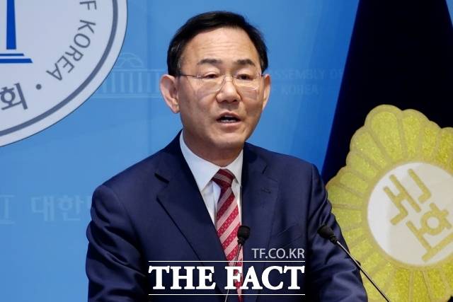 주호영 국회부의장이 지난 23일 국회 소통관에서 대구시장 선거 불출마 선언을 하고 있다. /김기범 기자