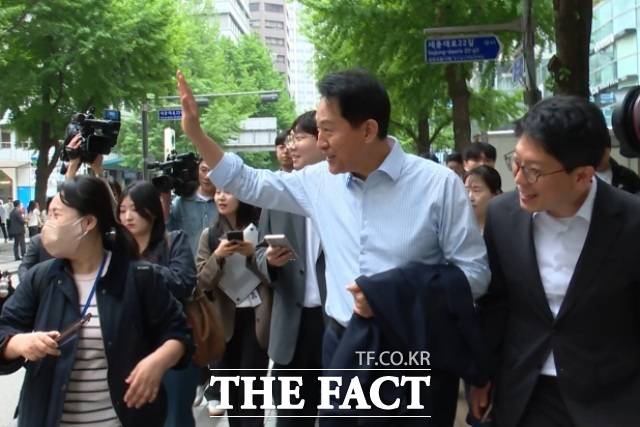 6.3 지방선거 서울시장 예비후보자 등록을 마친 오세훈 국민의힘 후보가 27일 오후 출마 기자회견을 위해 서울 종로구 보신각으로 이동하며 시민들과 인사하고 있다. /종로구=김민지 기자