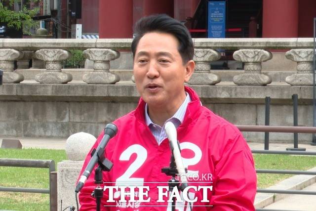 6.3 지방선거 서울시장 예비후보자 등록을 마친 오세훈 국민의힘 후보가 27일 서울 종로구 보신각 앞에서 출마 기자회견을 하고 있다. /종로구=김민지 기자