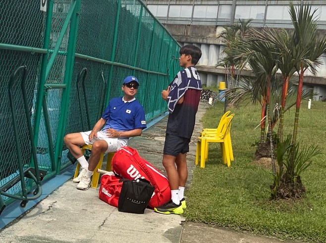 윤용일 감독은 어린 선수들과 소통을 강조하고 있다.&nbsp;