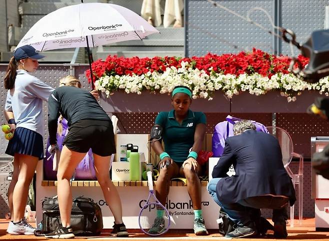 경기 중 몸 상태를 점검받고 있는 코코 고프. 테니스월드