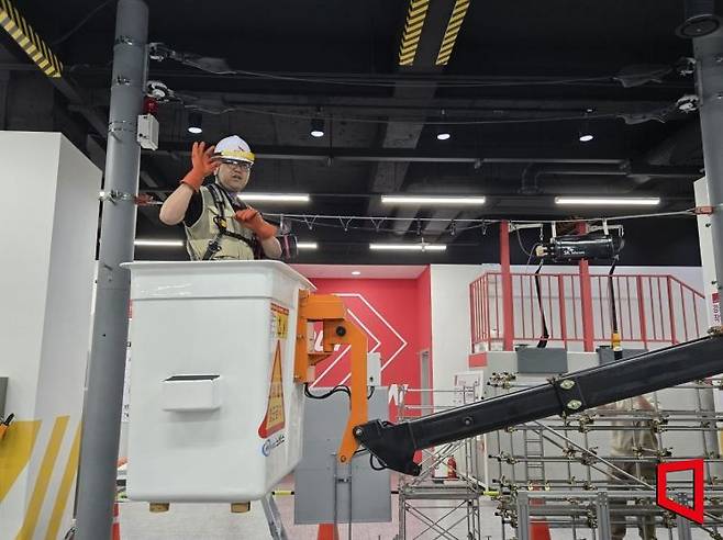 SKT 직원이 고소작업대의 올바른 이용 방법을 설명하고 있다. 노경조 기자