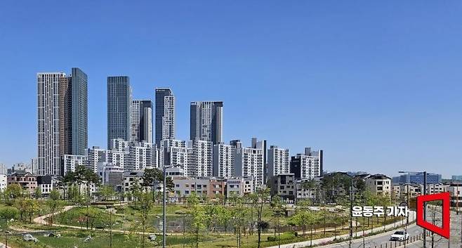 지난 24일 호수공원에서 바라본 고덕국제신도시 모습. 윤동주 기자