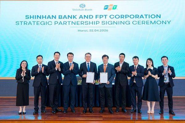 FPT-신한은행 MOU 체결식 사진. 정상혁 신한은행장(가운데 왼쪽), 응우옌 반 코아 FPT그룹 CEO(가운데 오른쪽)