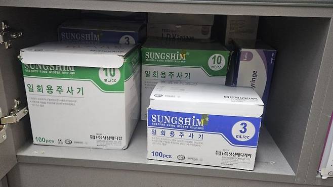 서울 중랑구의 한 내과 진료실에 일회용 주사기 박스가 놓여 있다. 박재현 기자