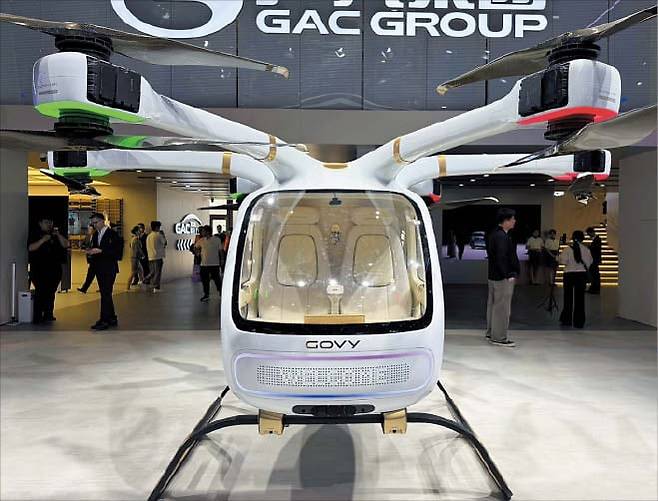 광저우자동차(GAC)가 25일 중국 베이징 ’2026 오토차이나’ 전시관에서 공개한 플라잉카 ‘고비 에어캡’의 모습. 항공 택시로 활용하기 위해 개발한 무인형 제품이다. /최은경 기자