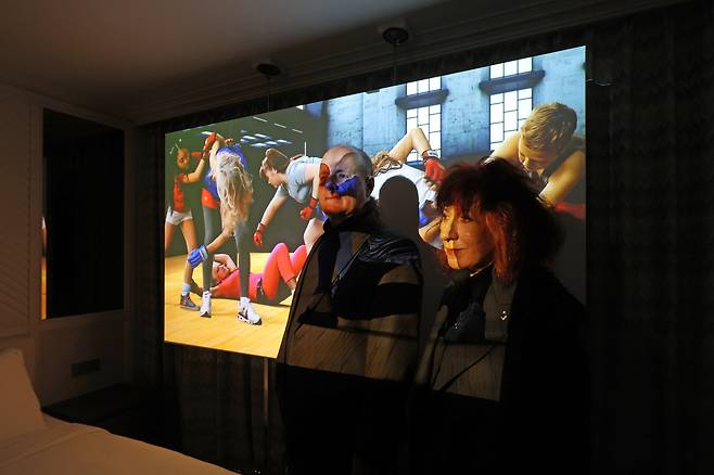 국내 유일의 미디어 아트 전문 아트페어 ‘루프 플러스(Loop Plus)' 언론공개회가 열린 23일 부산 해운대구 그랜드 조선 부산 객실에서 탕 컨템포러리 아트의 작가 AES+F가 포즈를 취하고 있다. /뉴시스