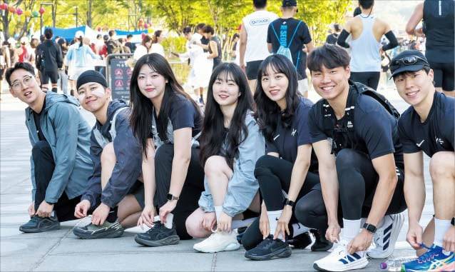 26일 여의도성모병원 임상병리사들이 운동화 끈을 점검하며 완주 각오를 다지고 있다. /박성원 기자