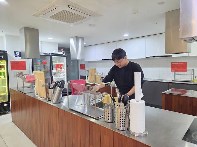 23일 서울 성북구 청년임대주택 '안암생활' 내 공용 부엌에서 이 주택의 운영사 '아이부키' 관계자가 시설을 설명하고 있다. /김윤주 기자