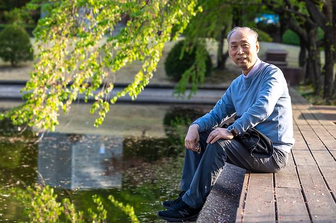 권인소 단장은 책을 펼치고 ‘오늘의 메시지는 무엇일까’ 생각하는 습관이 있다고 했다. 이날 찾은 문구는 ‘불치하문(不恥下問)’. “AI 기술 변화가 워낙 빨라 스승도 모든 것을 앞서 알고 가르치기 어려운 시대가 됐습니다. 스승과 제자가 서로에게 배우고, 동기를 부여받는 시대지요." 그는 제자들에게 "너희가 내 스승이다"란 말을 자주 한다고 했다. /이신영 영상미디어 기자