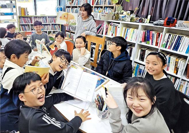 지난달 21일 대구의 지역 독서 모임 ‘책잼파티’에서 초등학생들이 책을 함께 읽으면서 즐거워하고 있다. 이 모임은 학부모들이 ‘스마트폰 대신 책으로 육아를 하자’면서 만든 것으로, 3년째 이어지고 있다. /김민기 기자