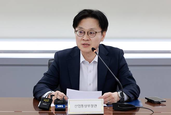 김정관 산업통상부 장관이 15일 서울 종로구 석탄회관에서 열린 ‘원유·나프타 수급 대응 점검회의’에서 발언하고 있다. 2026.4.15 ⓒ 뉴스1 이호윤 기자