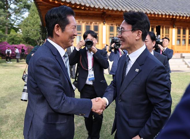 김민석 국무총리가 지난 22일 서울 종로구 삼청동 총리공관에서 열린 고위당정협의회에서 더불어민주당 정청래 대표와 인사하고 있다./연합뉴스