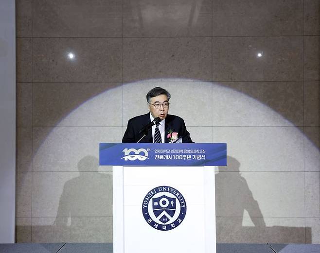 연세의대 정형외과학교실 석경수 주임교수가 진료 개시 100주년 기념식에 인사말을 전하고 있다. ⓒ세브란스병원