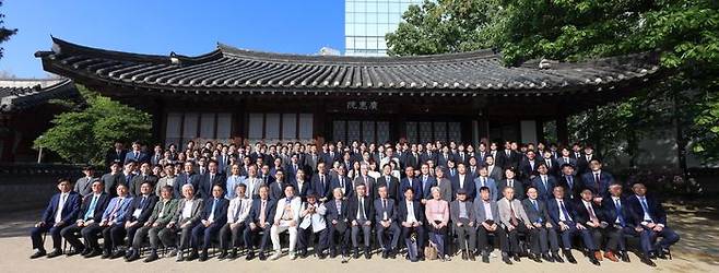 연세의대 정형외과학교실 100주년 기념식에서 참석자들이 단체 사진을 촬영하고 있다. ⓒ세브란스병원