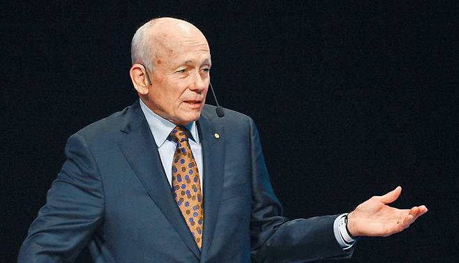 2025년 노벨 경제학상 수상자 피터 하윗 미국 브라운대 명예교수가 그해 12월8일 스웨덴 스톡홀롬에 있는 스톡홀롬대에서 강연을 하고 있다. 스톡홀롬=AP뉴시스