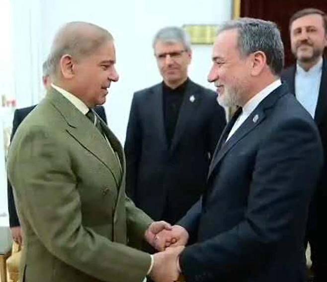 25일(현지 시간) 파키스탄 수도 이슬라마바드에서 만난 셰바즈 샤리프 파키스탄 총리(앞줄 왼쪽)와 아바스 아라그치 이란 외교장관(앞줄 오른쪽). 아라그치 장관은 이날 오만으로 떠나 미국 대표단과의 만남이 불발됐다.
이슬라마바드=신화 뉴시스