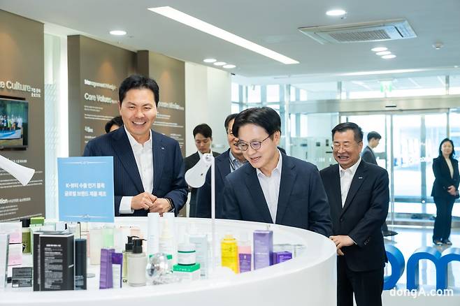 한국콜마 세종공장을 방문한 김정관 산업통상부 장관(왼쪽에서 두번째). 한국콜마 제공