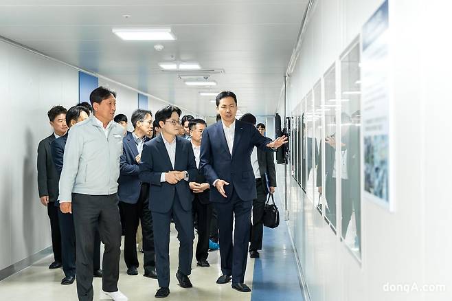 윤상현 콜마그룹 부회장(앞줄 오른쪽 첫 번째)이 한국콜마 세종공장을 방문한 김정관 산업통상부 장관(앞줄 가운데)과 관계자들에게 주요 생산시설을 소개하고 있다. 한국콜마 제공