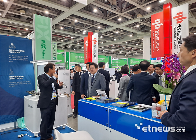 지난해 대구에서 열린 'FIX 2025'에서 이재명 대통령이 아이엠로보틱스 부스를 방문해 조성엽 대표로부터 설명을 듣고 있다.