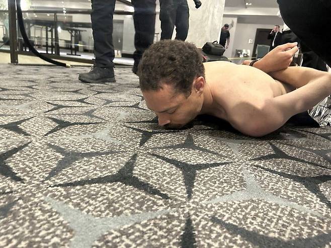 25일(현지시간) 미국 워싱턴DC의 워싱턴 힐튼 호텔에서 총격 용의자 콜 토마스 앨런이 포박되어 있다.로이터연합뉴스