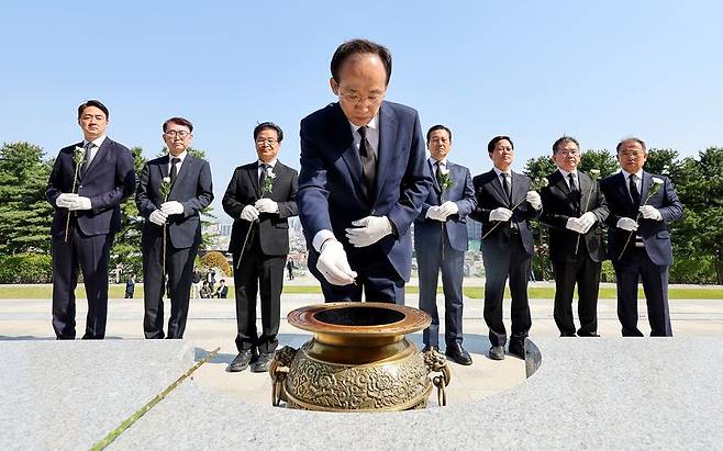 추경호 국민의힘 대구시장 예비후보가 27일 오전 대구시 남구 충혼탑에서 분향하고 있다. 뉴시스