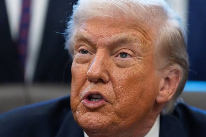 미국 캘리포니아주가 순자산 10억 달러 이상을 가진 슈퍼리치 약 200명에게 5%의 부유세를 매기는 이른바 '억만장자세' 법안을 주민투표에 부치기 위한 서명을 확보했다. 사진은 14일(현지 시간) 백악관 집무실에서 발언하고 있는 도널드 트럼프 미국 대통령. 2026.01.16. /사진=뉴시스